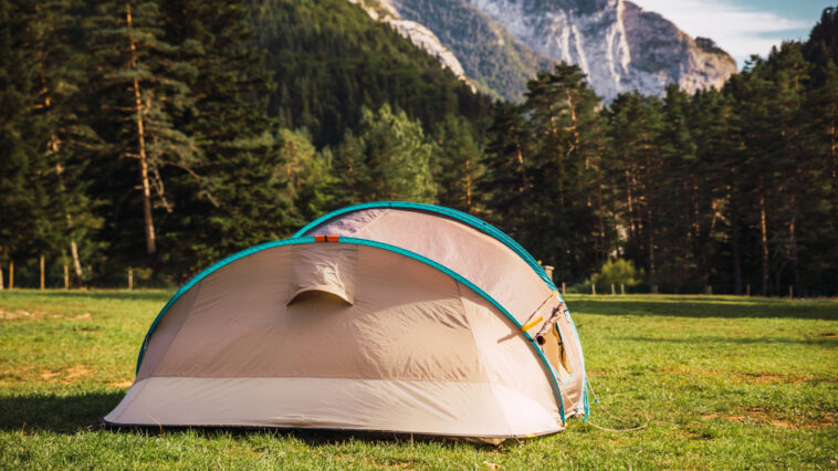 Camping ohne groĂen Aufbau: Warum Wurfzelte besonders fĂŒr spontane AusflĂŒge beliebt sind